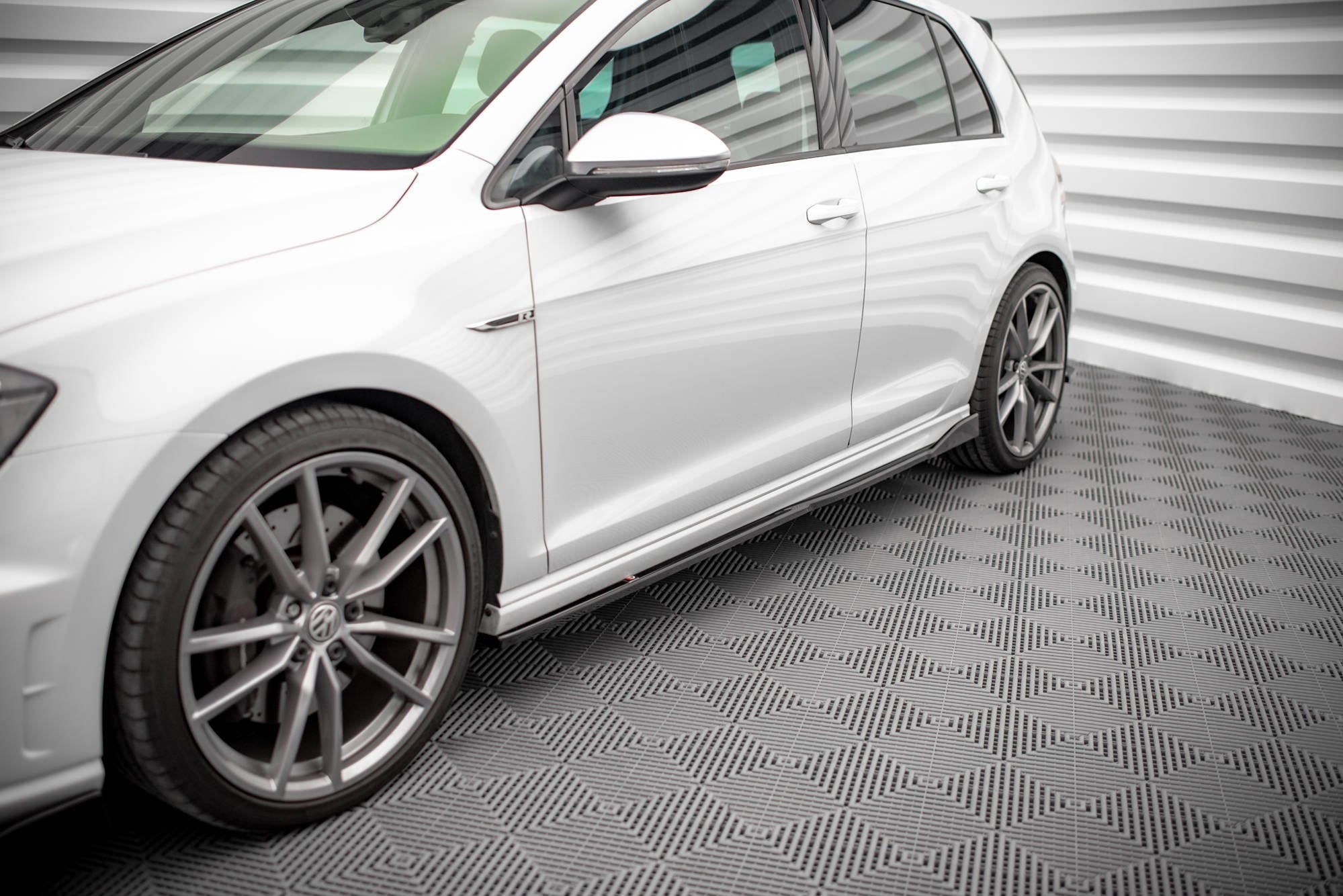 Maxton Design - Seitenschweller V2 Ansatz für VW Golf R / R - Line Mk7 - Aerowerk.