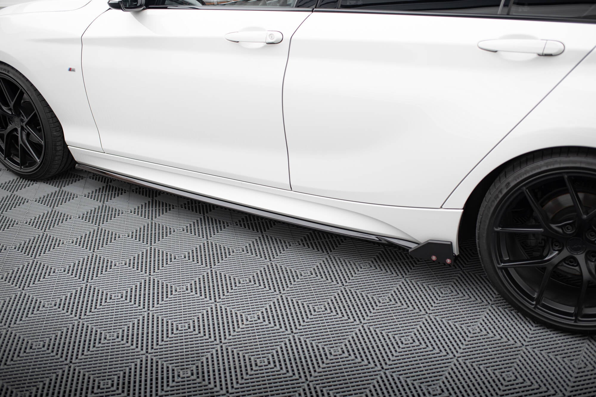 Maxton Design - Seitenschweller V.4 Ansatz für + Flaps BMW 1er M - Paket / M140i F20 Facelift - Aerowerk.