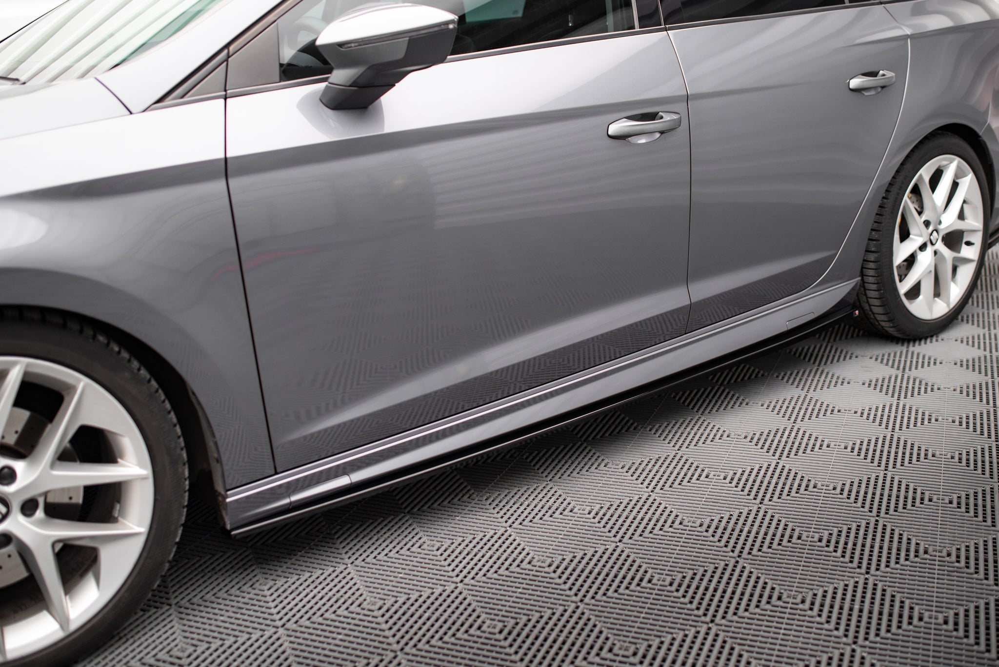 Maxton Design - Seitenschweller V5 Ansatz für Seat Leon Cupra / FR / Standard Mk3 / Mk3 Facelift - Aerowerk.