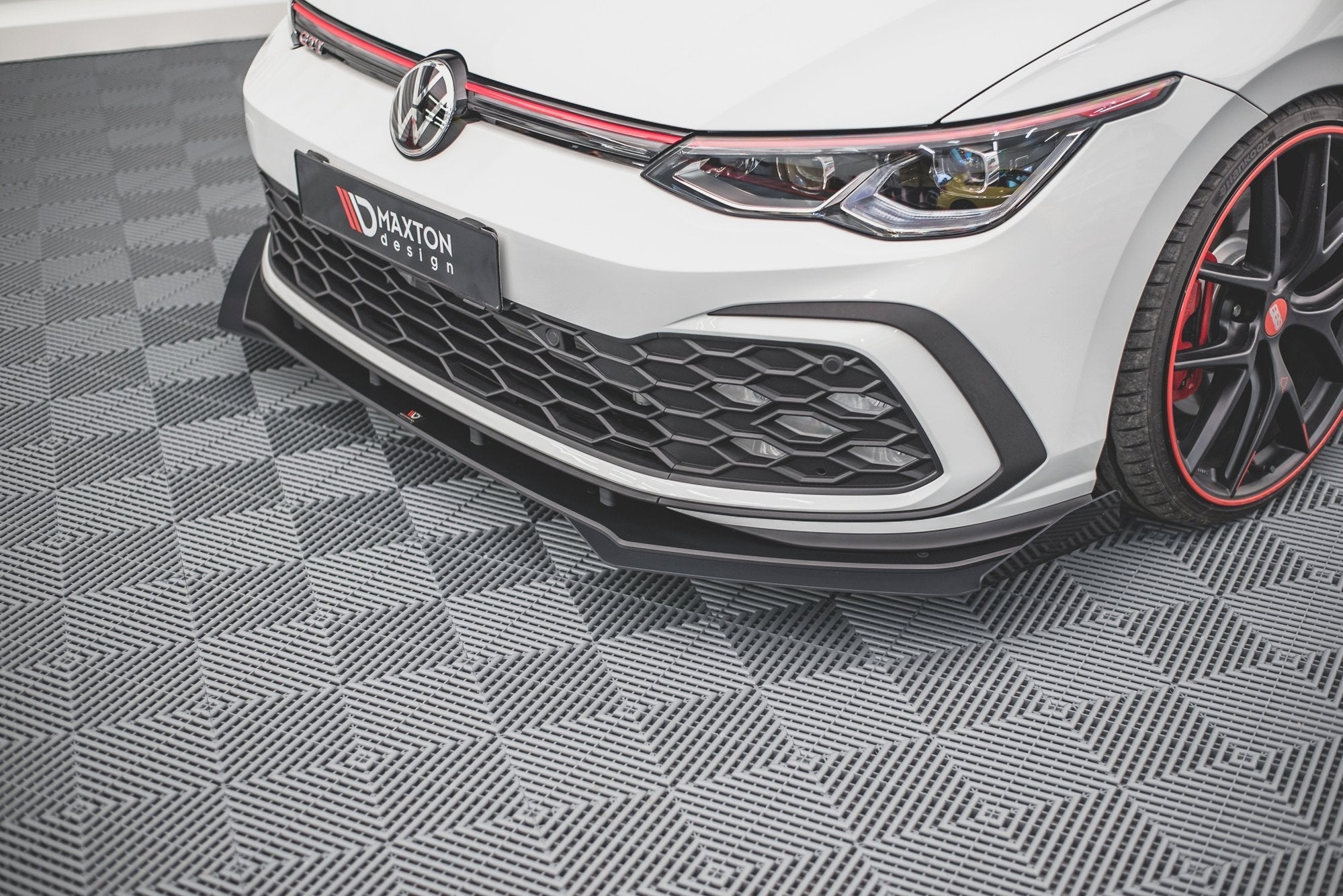 Maxton Design - Street Pro Frontlippe für + Flaps für VW Golf GTI / GTE / GTD / R - Line Mk8 - Aerowerk.