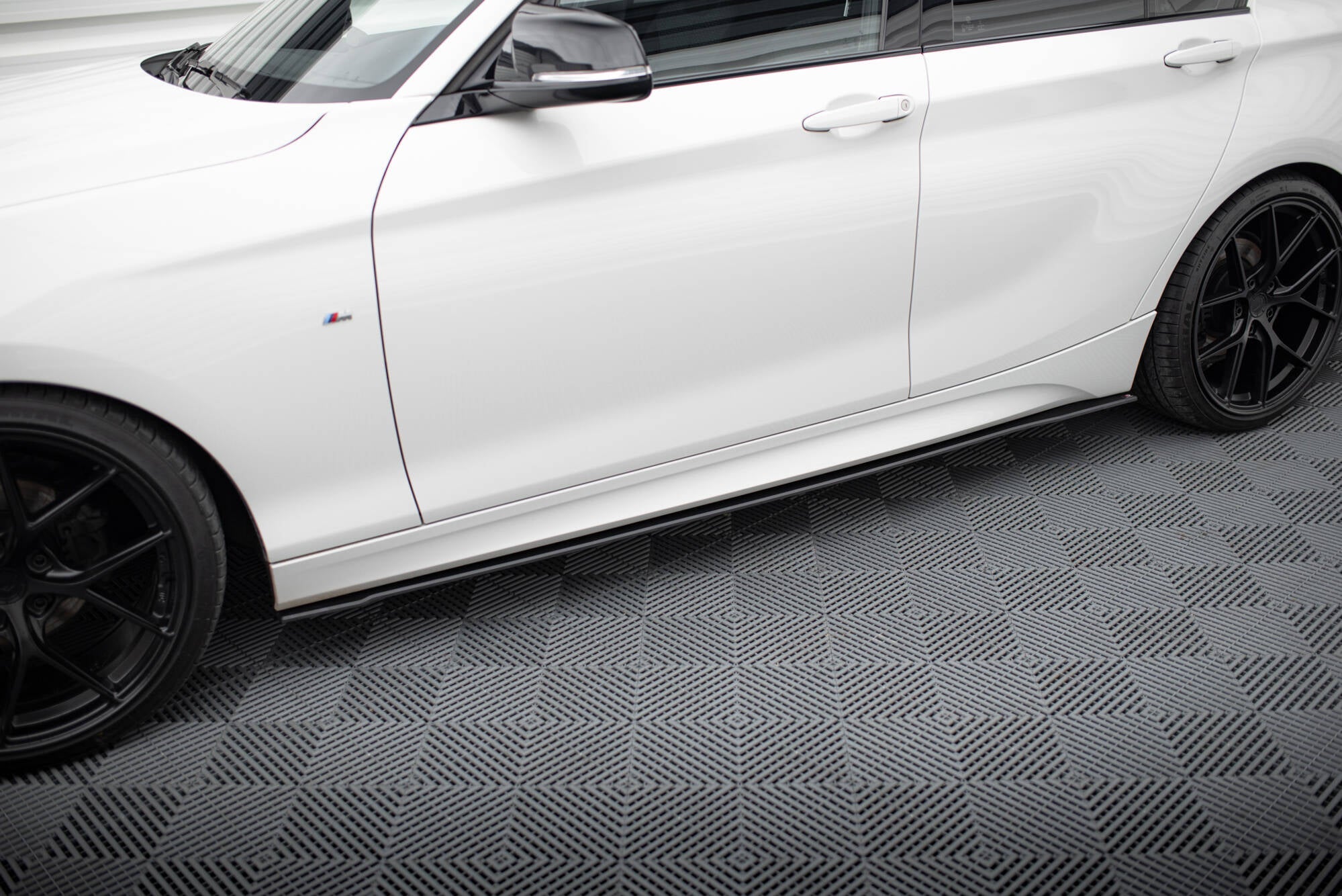 Maxton Design - Street Pro Seitenschweller V.2 Ansatz für BMW 1er F20 M135i / M140i / M - Paket - Aerowerk.